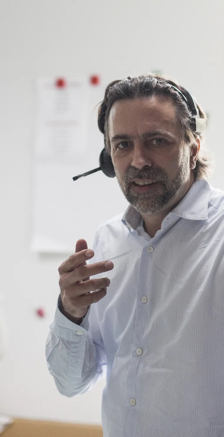 Kollege mit Headset im Gespräch
