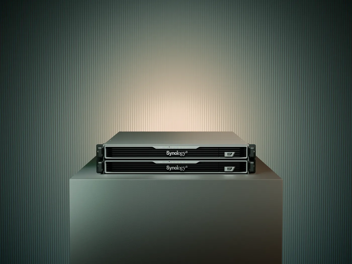 Ein Synology-Speichersystem auf einem Podest im Studiolicht