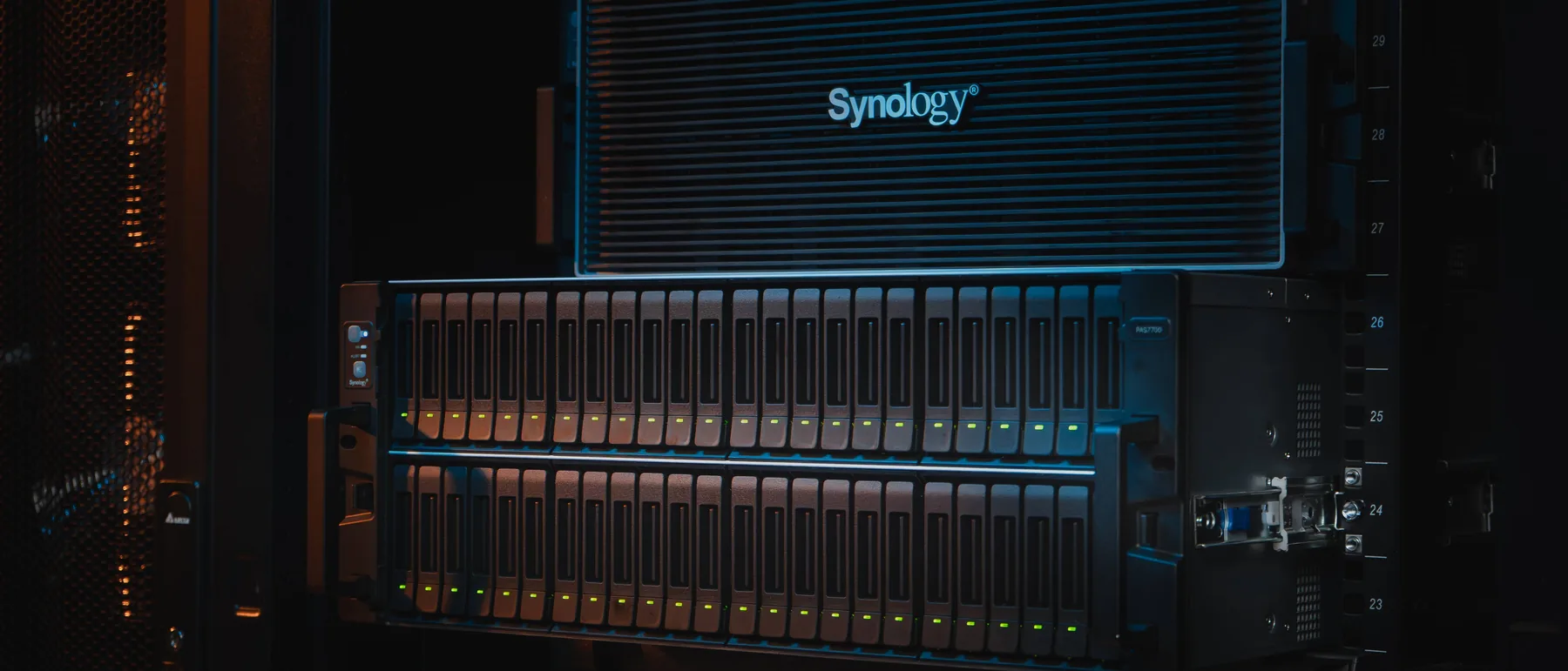 Synology-Speichersysteme im Rack eines Rechenzentrums