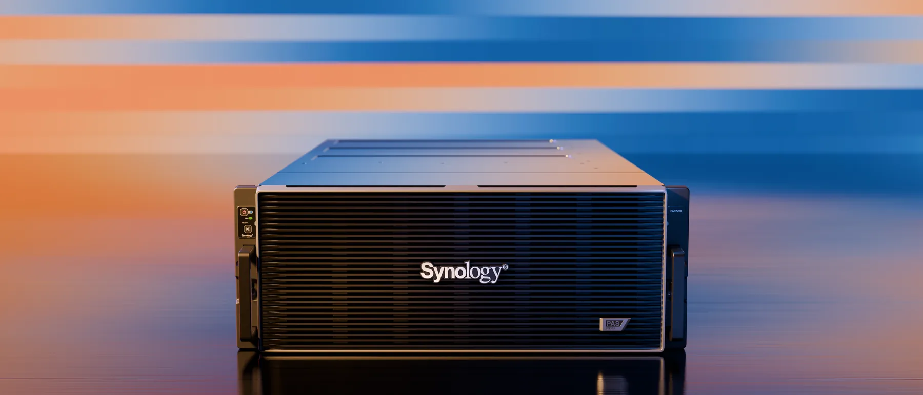 Ein Synology-Speichersystem vor einem Farbverlauf in Blau und Orange